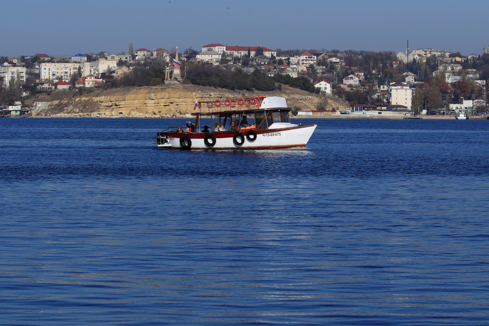 Du khách có thể đến thăm pháo đài Konstantinov bằng đường bộ hoặc đi tàu trên vịnh Sevastopol. (Ảnh: Trần Hiếu/TTXVN)