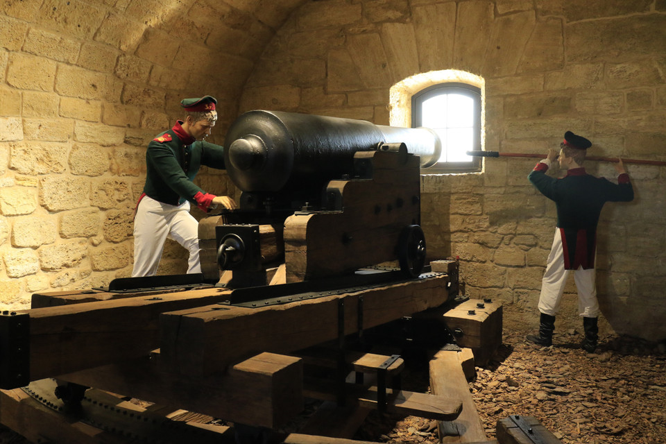 Tái hiện cảnh những người lính trong trận chiến bảo vệ pháo đài Konstantinov trước các đội quân xâm lược. (Ảnh: Trần Hiếu/TTXVN)