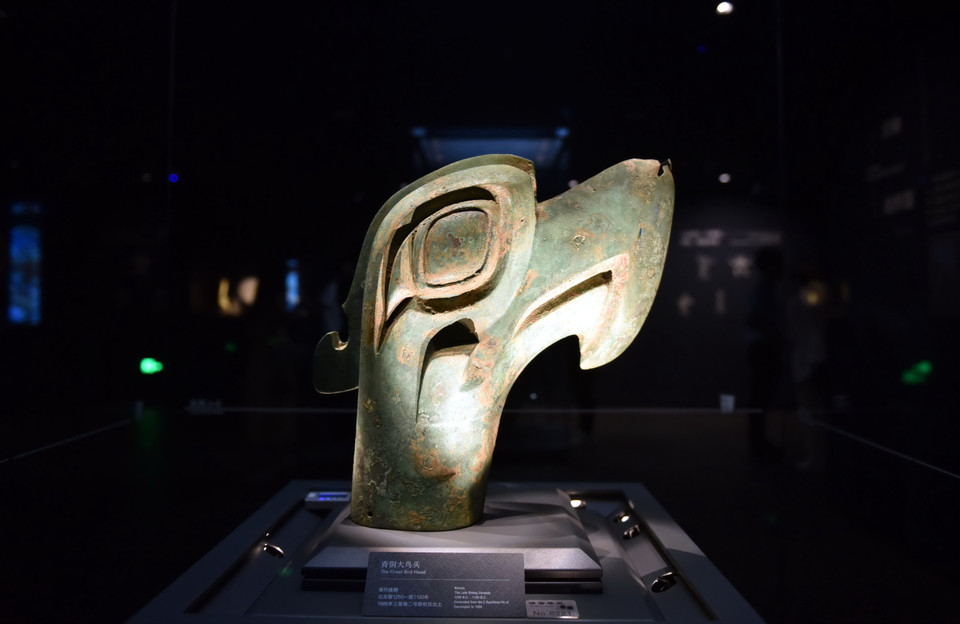 Nét nổi bật của các di vật ở đây là những họa tiết tinh xảo, phức tạp, vượt xa trình độ kỹ thuật đương thời. (Ảnh: Tiến Trung/Vietnam+)