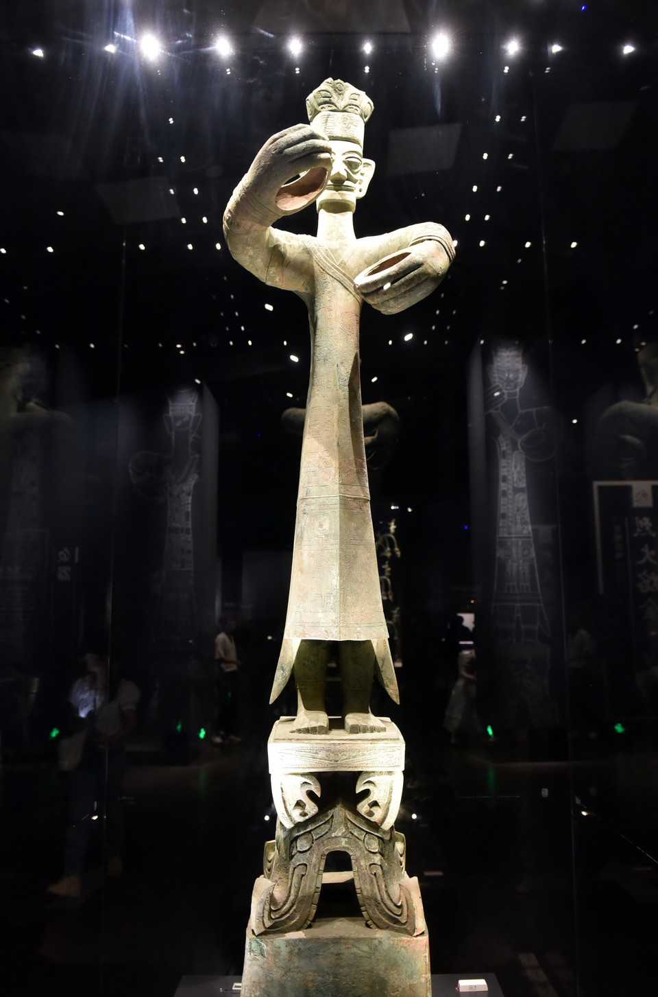 Tượng người Đại Lập bằng đồng là một trong bốn quốc bảo, không được đưa ra khỏi Trung Quốc. (Ảnh: Tiến Trung/Vietnam+)