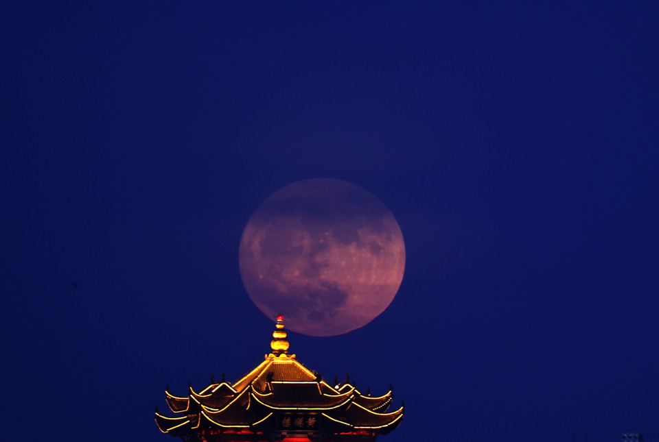 Siêu trăng được chiêm ngưỡng từ Hồ Bắc, Trung Quốc. (Nguồn: THX/TTXVN)