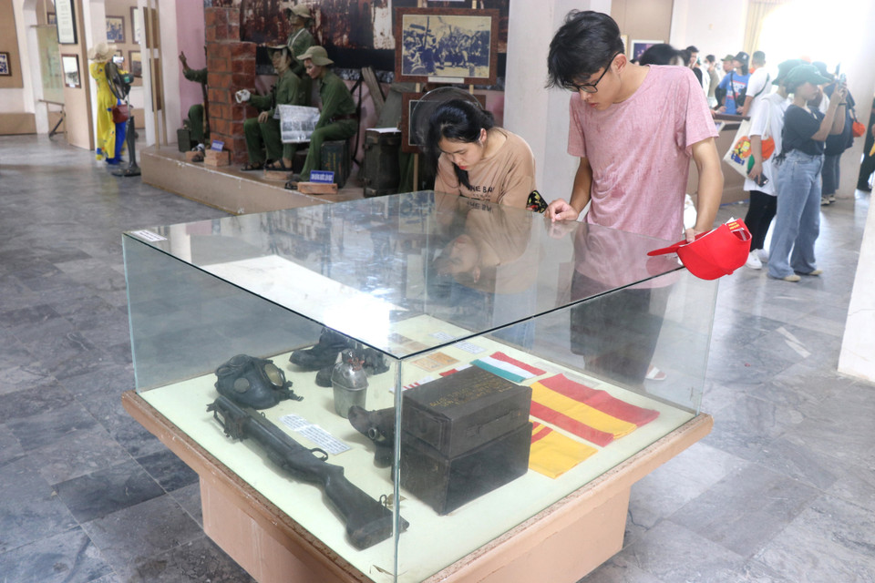 Các em học sinh tham quan hiện vật trưng bày trong Bảo tàng Thành cổ Quảng Trị. (Ảnh: Nguyên Lý/TTXVN)