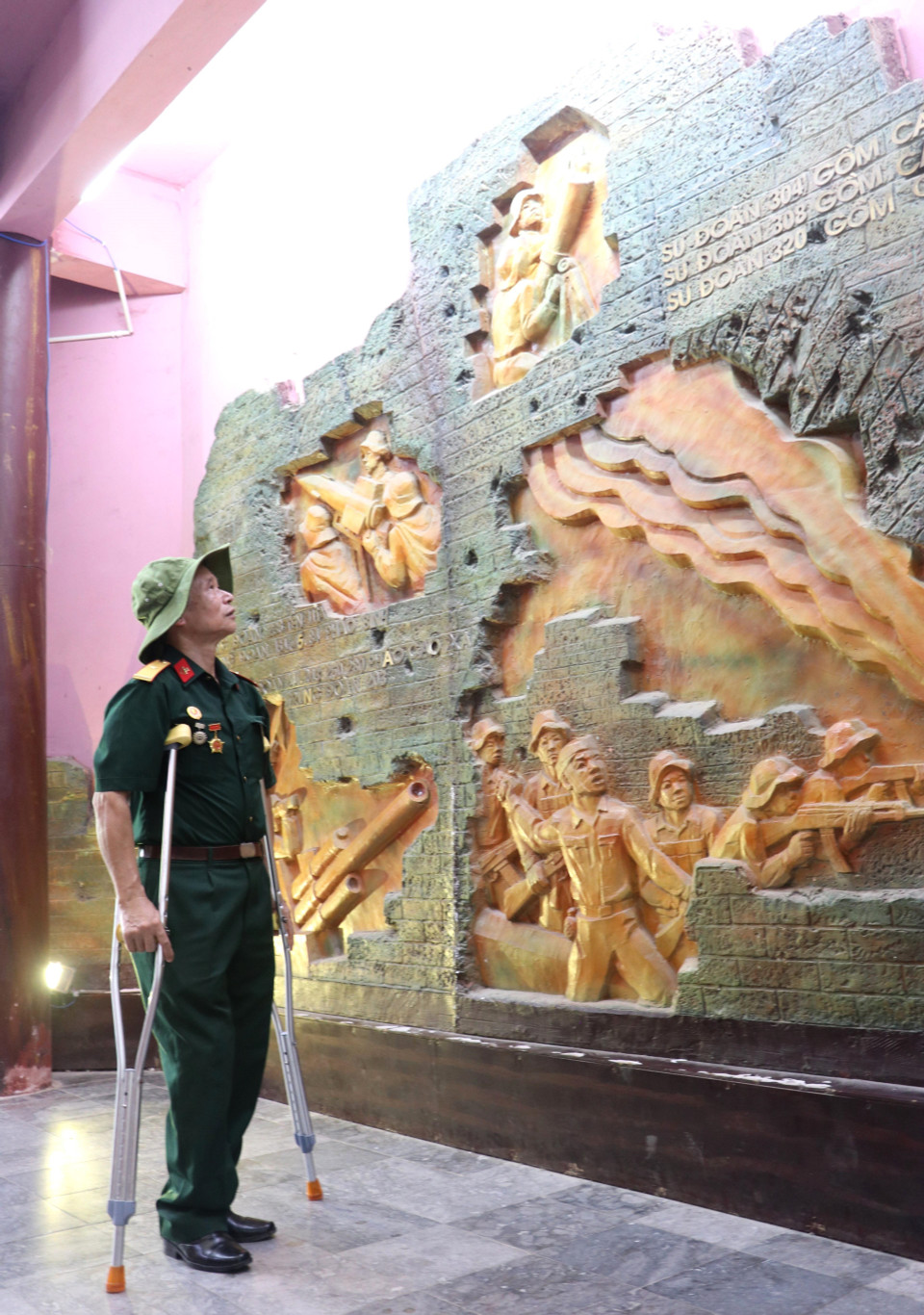 Một thương binh, cựu chiến binh tham quan hiện vật trưng bày trong Bảo tàng Thành cổ Quảng Trị. (Ảnh: Nguyên Lý/TTXVN)