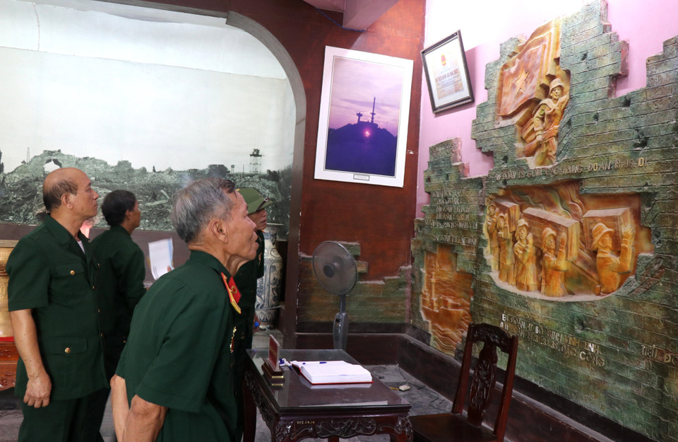 Các cựu chiến binh tham quan hiện vật trưng bày trong Bảo tàng Thành cổ Quảng Trị. (Ảnh: Nguyên Lý/TTXVN)