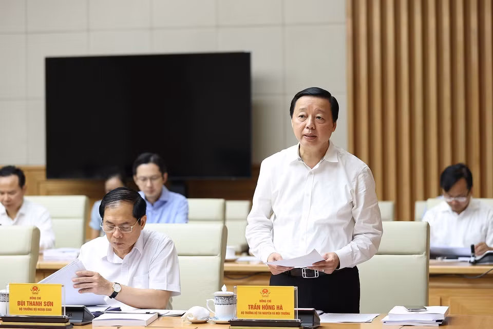 Bộ trưởng Bộ Tài nguyên và Môi trường Trần Hồng Hà báo cáo đánh giá tình hình triển khai thực hiện cam kết của Việt Nam tại COP26. (Ảnh: Dương Giang/TTXVN)