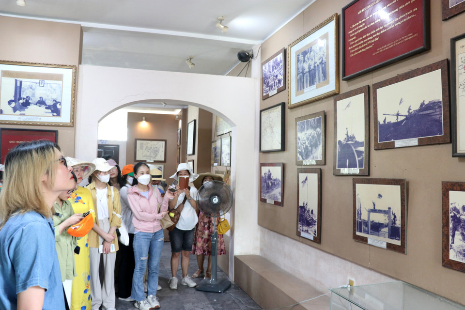 Khách tham quan hiện vật trưng bày trong Bảo tàng Thành cổ Quảng Trị. (Ảnh: Nguyên Lý/TTXVN)
