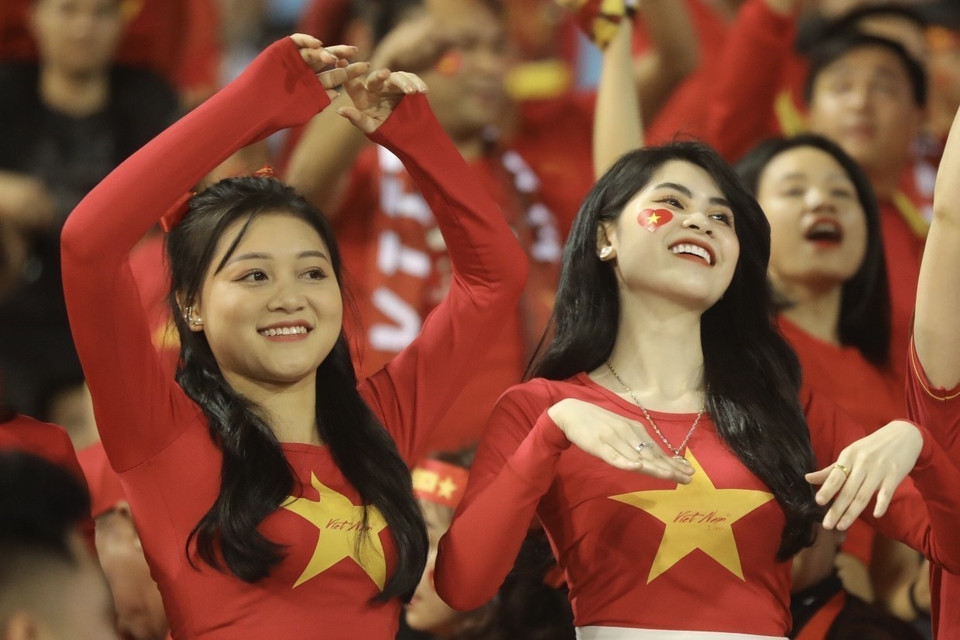 Khán giả cổ vũ cho đội tuyển Việt Nam. (Ảnh: Minh Quyết/TTXVN)