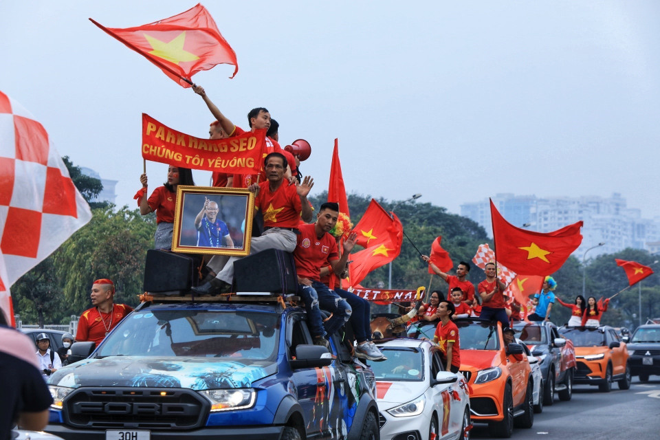 Cổ động viên diễu hành trên đường phố để cổ vũ đội tuyển trước trận đấu. (Ảnh: Tuấn Anh/TTXVN)