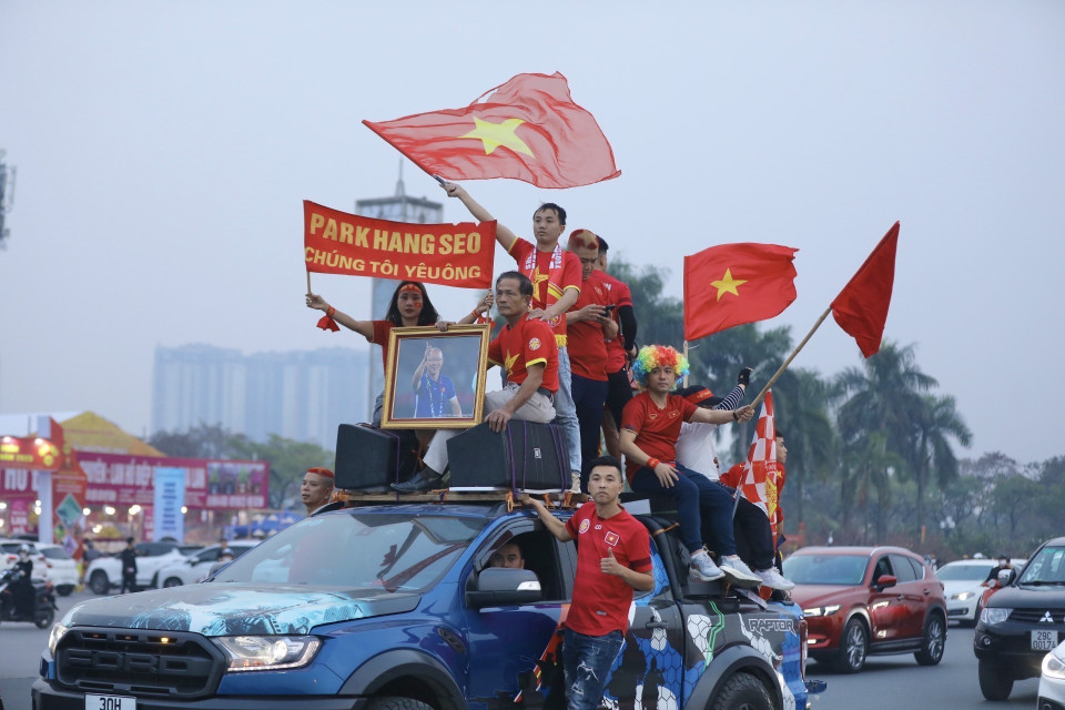 Khán giả đến sân cổ vũ cho đội tuyển Việt Nam. (Ảnh: Minh Quyết/TTXVN)