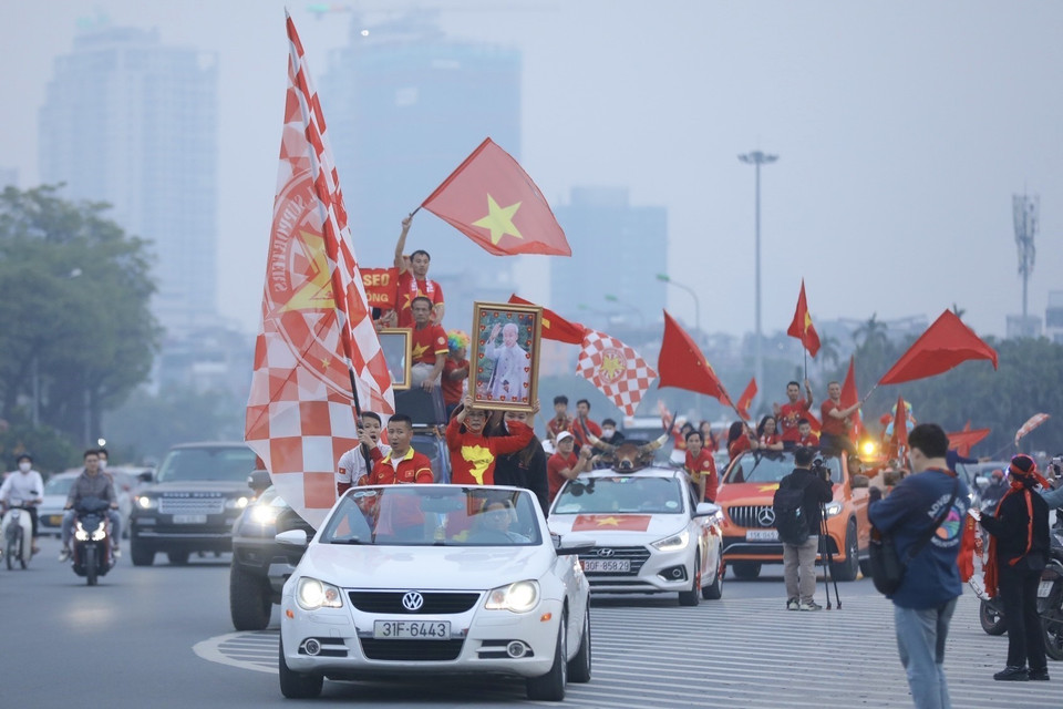 Khán giả đến sân cổ vũ cho đội tuyển Việt Nam. (Ảnh: Minh Quyết/TTXVN)
