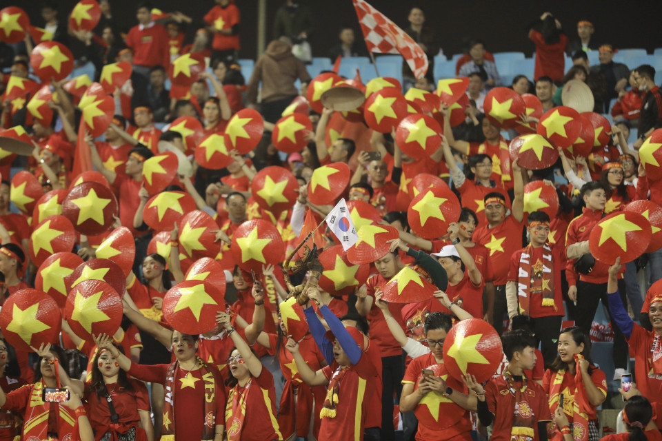 Khán giả cổ vũ cho đội tuyển Việt Nam. (Ảnh: Minh Quyết/TTXVN)