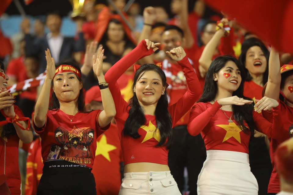Khán giả cổ vũ cho đội tuyển Việt Nam. (Ảnh: Minh Quyết/TTXVN)