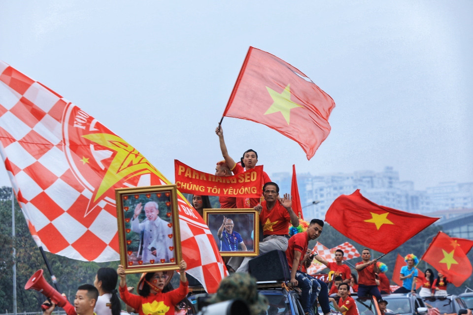 Cổ động viên diễu hành trên đường phố để cổ vũ đội tuyển trước trận đấu. (Ảnh: Tuấn Anh/TTXVN)