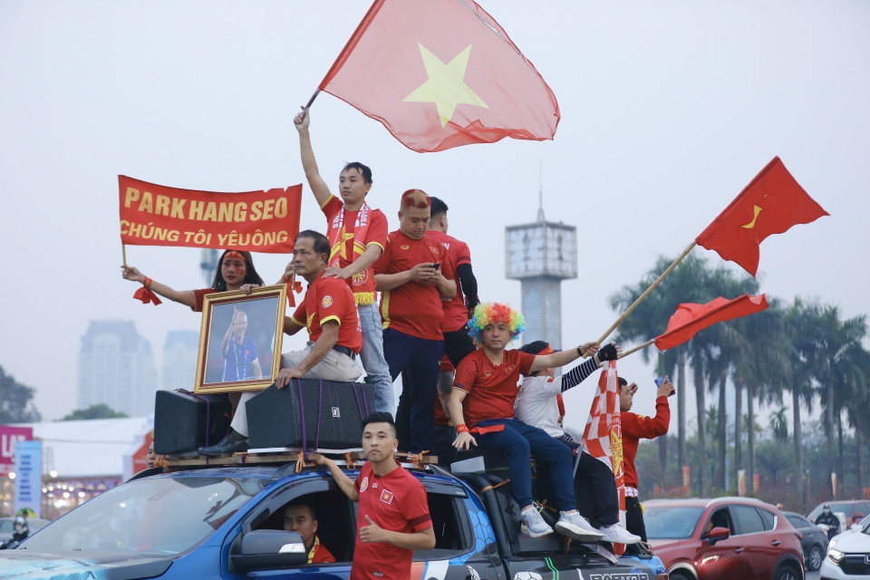 Khán giả đến sân cổ vũ cho đội tuyển Việt Nam. (Ảnh: Minh Quyết/TTXVN)