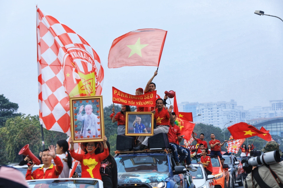 Cổ động viên diễu hành trên đường phố để cổ vũ đội tuyển trước trận đấu. (Ảnh: Tuấn Anh/TTXVN)