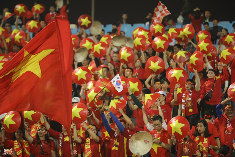 Khán giả cổ vũ cho đội tuyển Việt Nam. (Ảnh: Minh Quyết/TTXVN)