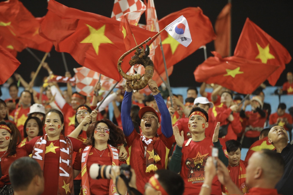 Khán giả cổ vũ cho đội tuyển Việt Nam. (Ảnh: Minh Quyết/TTXVN)