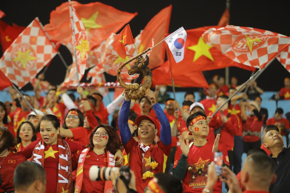 Khán giả cổ vũ cho đội tuyển Việt Nam. (Ảnh: Minh Quyết/TTXVN)