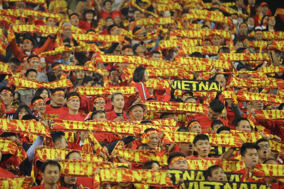 Khán giả cổ vũ cho đội tuyển Việt Nam. (Ảnh: Minh Quyết/TTXVN)