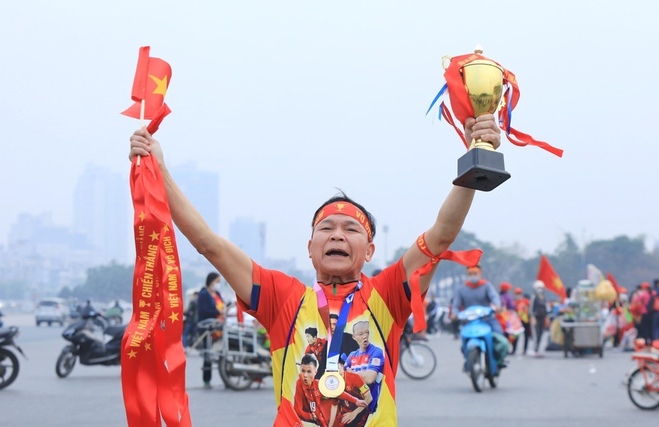 Cổ động viên Nguyễn Văn Tú (An Khánh, Hà Nội) đến sân cổ vũ cho đội tuyển. (Ảnh: Tuấn Anh/TTXVN)