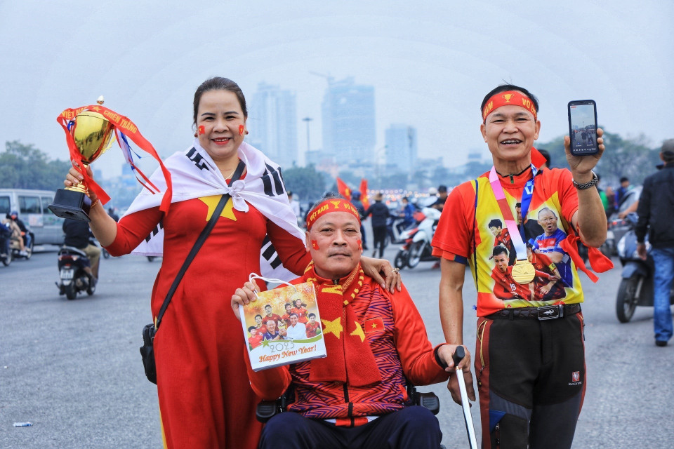 Các cổ động viên đến để cổ vũ đội tuyển trước trận đấu Việt Nam - Indonesia. (Ảnh: Tuấn Anh/TTXVN)