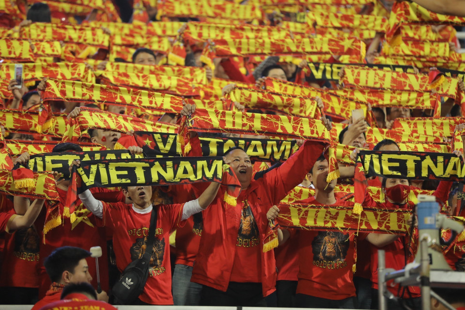 Khán giả cổ vũ cho đội tuyển Việt Nam. (Ảnh: Minh Quyết/TTXVN)