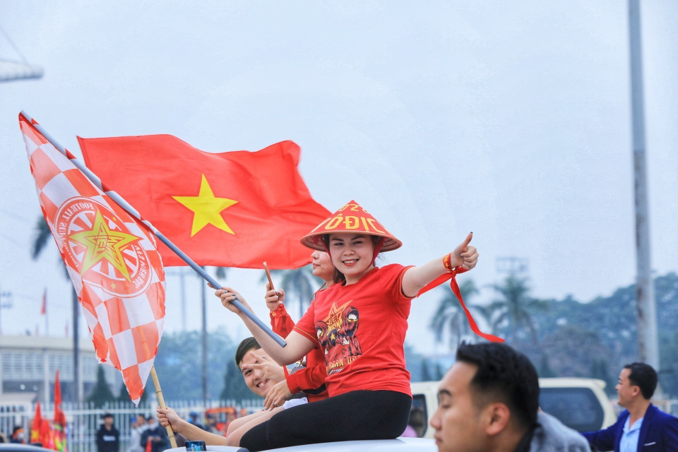 Cổ động viên diễu hành trên đường phố để cổ vũ đội tuyển Việt Nam trước trận đấu gặp đội tuyển Indonesia. (Ảnh: Tuấn Anh/TTXVN)