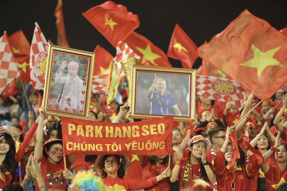 Khán giả cổ vũ cho đội tuyển Việt Nam. (Ảnh: Minh Quyết/TTXVN)