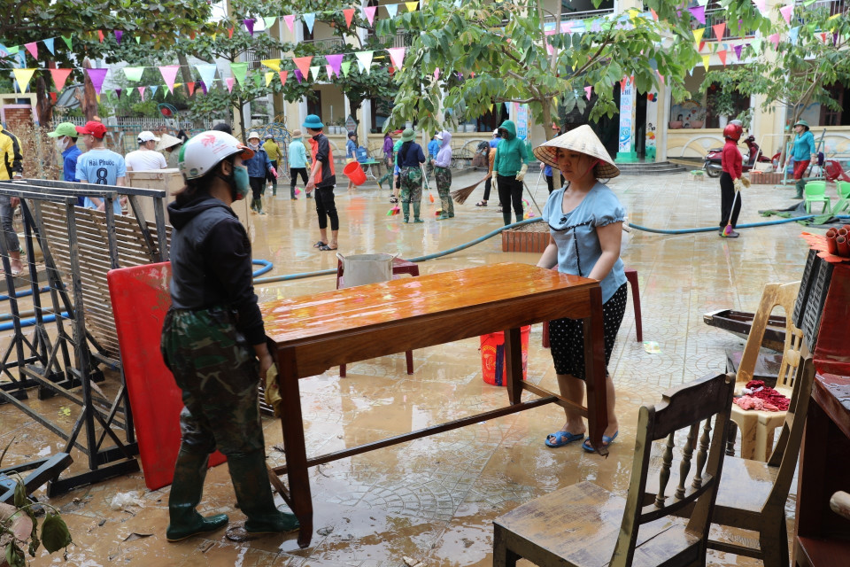 Giáo viên dọn dẹp vệ sinh trường Mầm non thị trấn Kiến Giang, huyện Lệ Thủy (Quảng Bình). (Ảnh: Danh Lam/TTXVN)