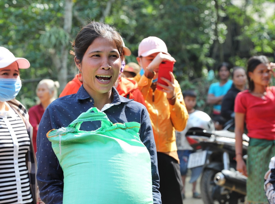 Niềm vui hiện rõ trên gương mặt người phụ nữ Vân Kiều này khi nhận được những món hàng cứu trợ đầu tiên sau đợt lũ lịch sử. (Ảnh: Danh Lam/TTXVN)