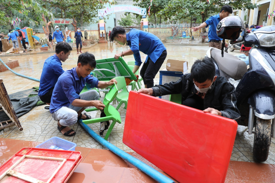 Lực lượng đoàn viên thanh niên dọn dẹp vệ sinh trường Mầm non thị trấn Kiến Giang, huyện Lệ Thủy (Quảng Bình). (Ảnh: Danh Lam/TTXVN)