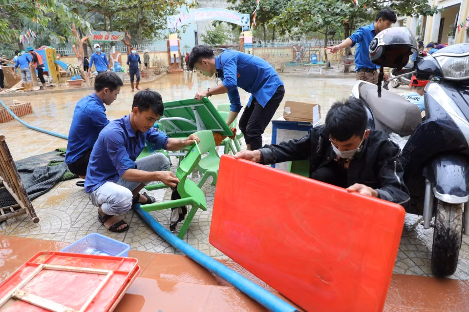 Lực lượng đoàn viên thanh niên dọn dẹp vệ sinh trường Mầm non thị trấn Kiến Giang, huyện Lệ Thủy (Quảng Bình). (Ảnh: Danh Lam/TTXVN)