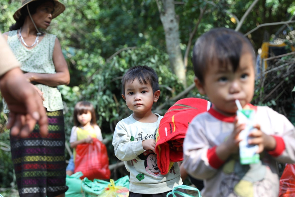 Những đứa trẻ Vân Kiều đã được thưởng thức sữa tươi sau nhiều ngày thiếu thốn. (Ảnh: Danh Lam/TTXVN)