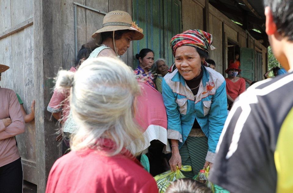 Niềm vui của đồng bào dân tộc Vân Kiều khi nhận được những món hàng cứu trợ đầu tiên sau trận lũ lịch sử. (Ảnh: Danh Lam/TTXVN)
