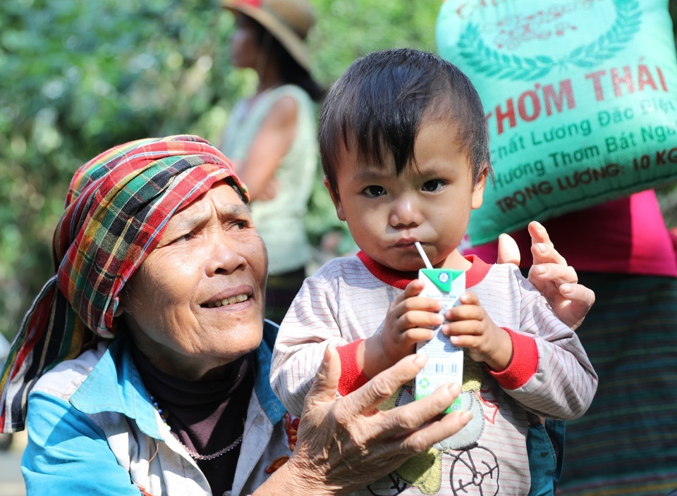 Những đứa trẻ Vân Kiều đã được thưởng thức sữa tươi sau nhiều ngày thiếu thốn. (Ảnh: Danh Lam/TTXVN)