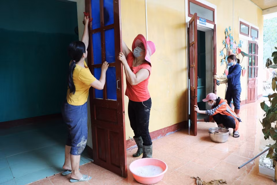 Giáo viên, đoàn viên thanh niên dọn dẹp vệ sinh trường Mầm non thị trấn Kiến Giang, huyện Lệ Thủy (Quảng Bình). (Ảnh: Danh Lam/TTXVN)