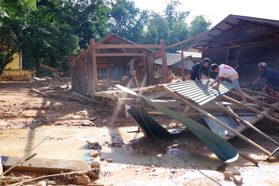 Nhà của người dân xã Hướng Việt bị đổ sập do lũ quét. (Ảnh: TTXVN phát)