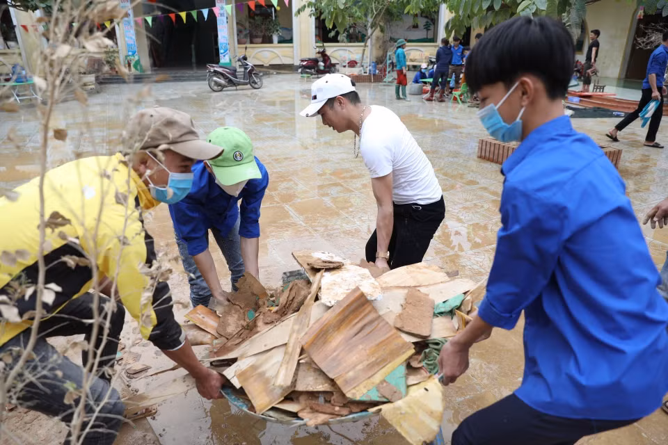Lực lượng đoàn viên thanh niên dọn dẹp vệ sinh trường Mầm non thị trấn Kiến Giang, huyện Lệ Thủy (Quảng Bình). (Ảnh: Danh Lam/TTXVN)