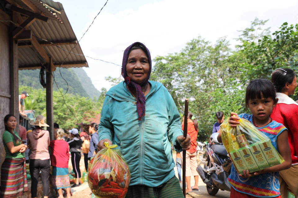 Từ người già tới trẻ em, ai cũng tay xách nách mang những món quà hỗ trợ đầy ý nghĩa. (Ảnh: Danh Lam/TTXVN)