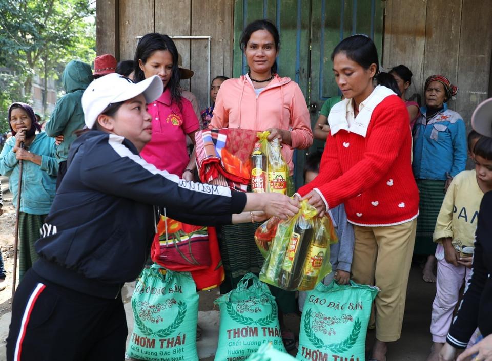 >Đoàn cứu trợ trao nhu yếu phẩm cho đồng bào Vân Kiều xã Trường Sơn, huyện Quảng Ninh (Quảng Bình). (Ảnh: Danh Lam/TTXVN)