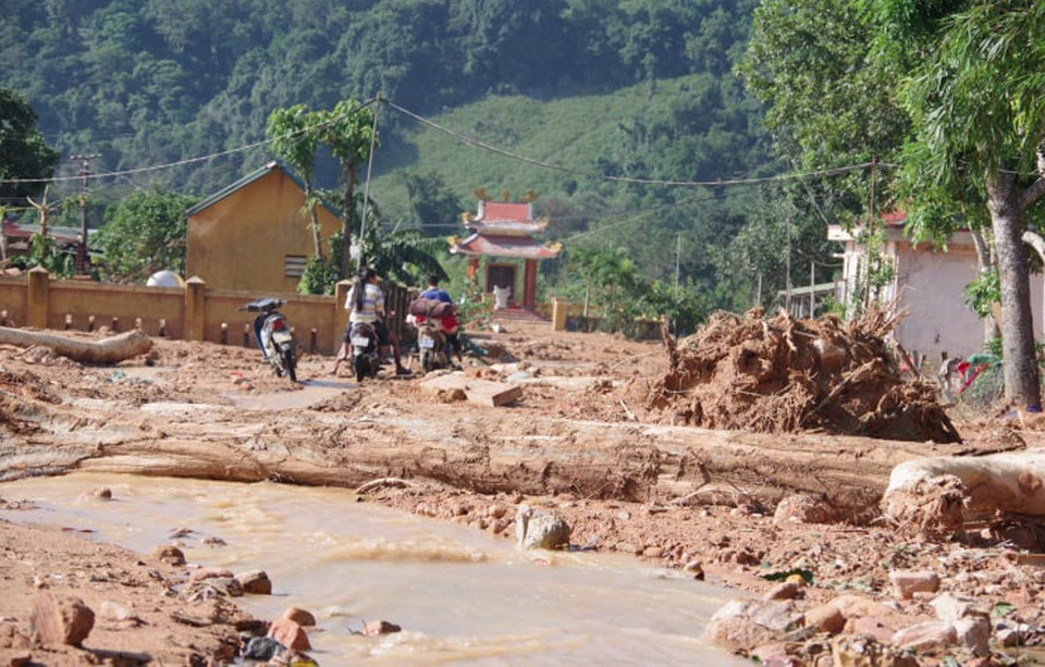 Cây cối nằm ngổn ngang sau trận lũ quét, cô lập hoàn toàn xã Hướng Việt. (Ảnh: TTXVN phát)