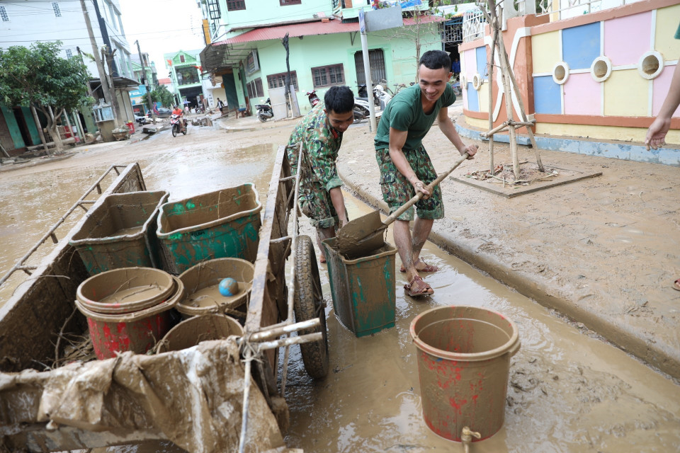 Chiến sỹ Trung đoàn 1, Sư đoàn 324, Quân khu 4 dọn dẹp bùn đất, đường xá...tại huyện Lệ Thủy. (Ảnh: Danh Lam/TTXVN)