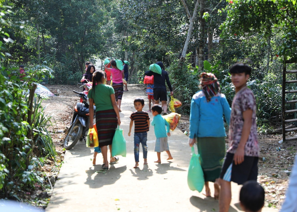 Người dân nơi đây, ai cũng tay xách nách mang những món quà hỗ trợ đầy ý nghĩa sau khi trải qua trận lũ lịch sử. (Ảnh: Danh Lam/TTXVN)