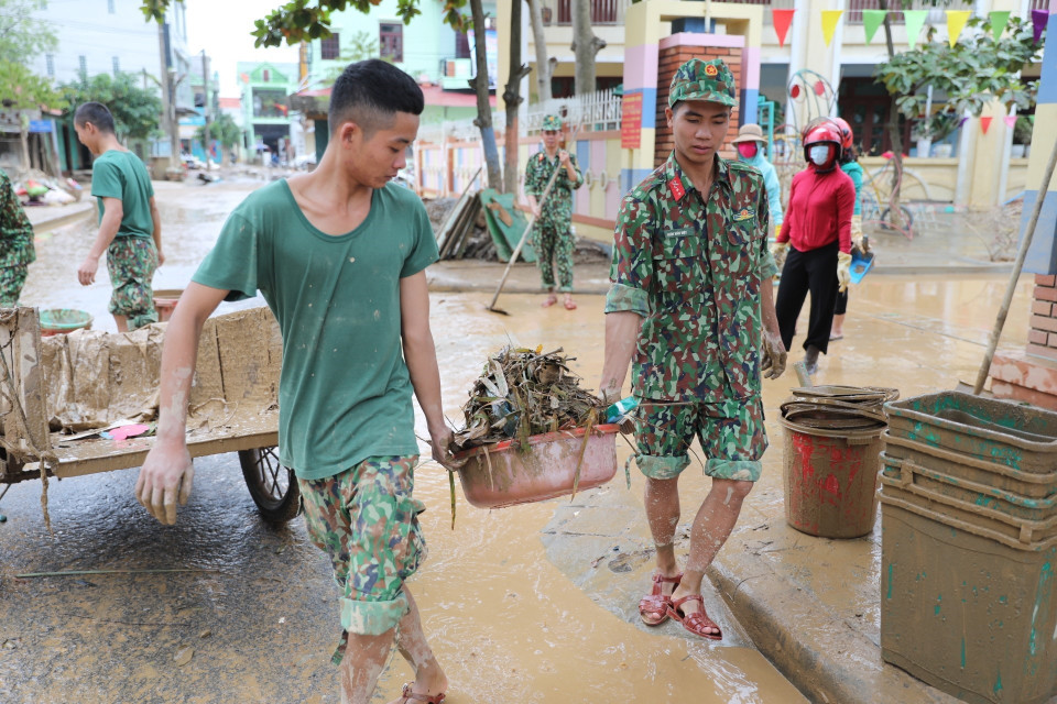 Chiến sỹ Trung đoàn 1, Sư đoàn 324, Quân khu 4 dọn dẹp bùn đất, đường xá...tại huyện Lệ Thủy. (Ảnh: Danh Lam/TTXVN)