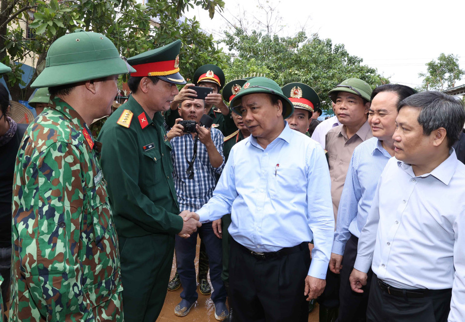 Thủ tướng Nguyễn Xuân Phúc thăm hỏi cán bộ, chiến sỹ lực lượng quân đội thuộc Bộ Chỉ huy quân sự tỉnh Quảng Bình. (Ảnh: Thống Nhất/TTXVN)