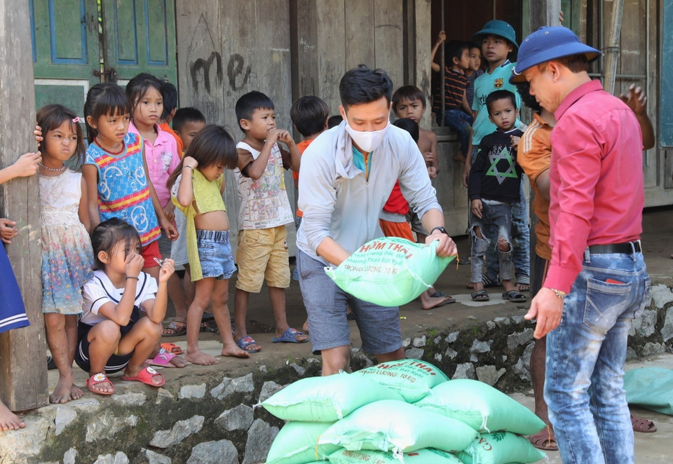 Gạo cứu trợ đã đến với người dân xã Trường Sơn, huyện Quảng Ninh. (Ảnh: Danh Lam/TTXVN)