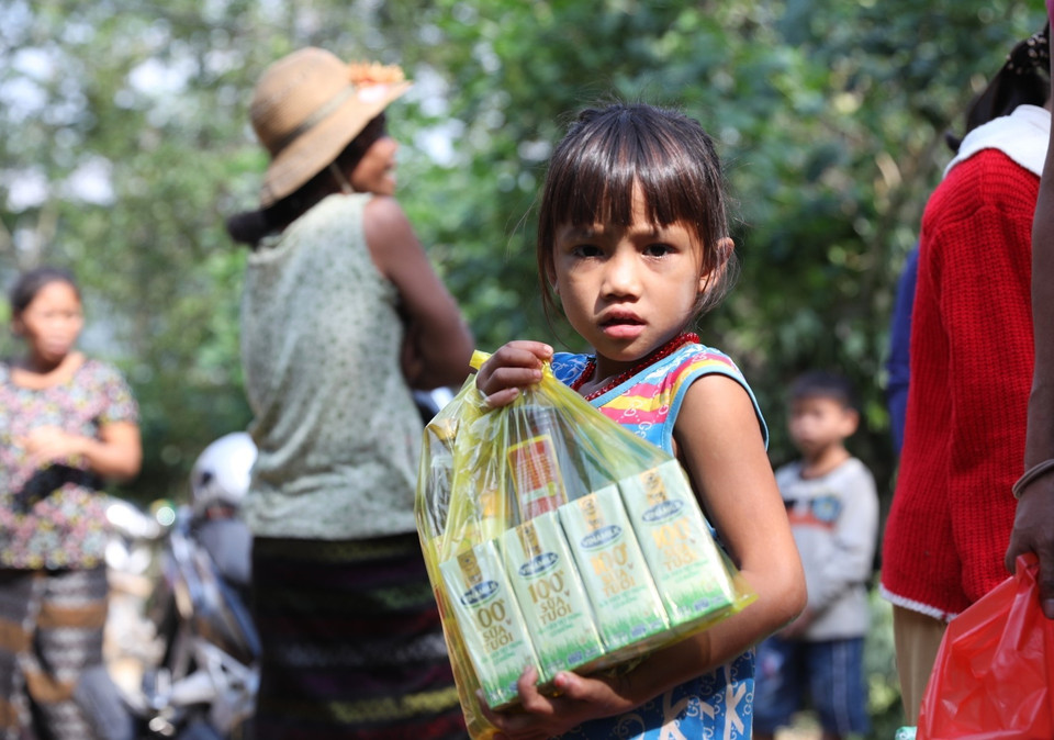 Khó cảm nhận biểu cảm trên gương mặt những đứa trẻ nơi đây bởi chúng chưa từng trải qua đợt lũ lụt lịch sử như vừa qua, nhưng chắc chắn các bé rất vui khi được nhận những món quà như thế này. (Ảnh: Danh Lam/TTXVN)