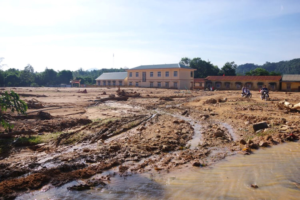 Lớp đất đá dày đặc còn lại sau trận lũ quét cô lập hoàn toàn xã Hướng Việt. (Ảnh: TTXVN phát)