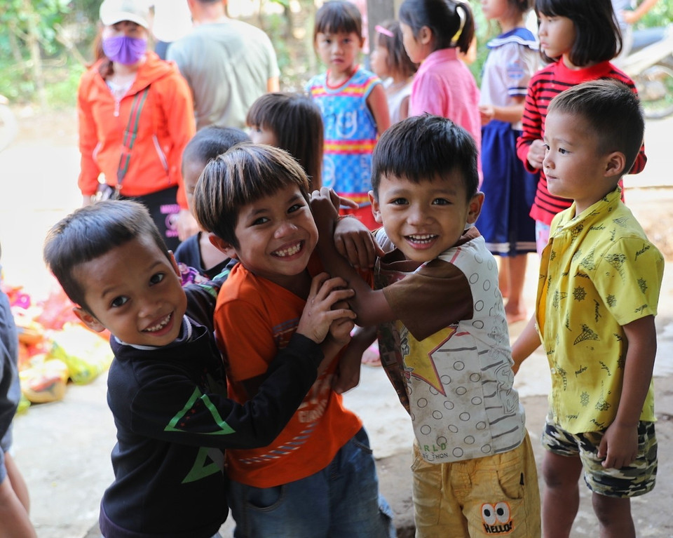 Các trẻ nhỏ cũng vui mừng không kém trong niềm vui chung của người dân nơi đây. (Ảnh: Danh Lam/TTXVN)