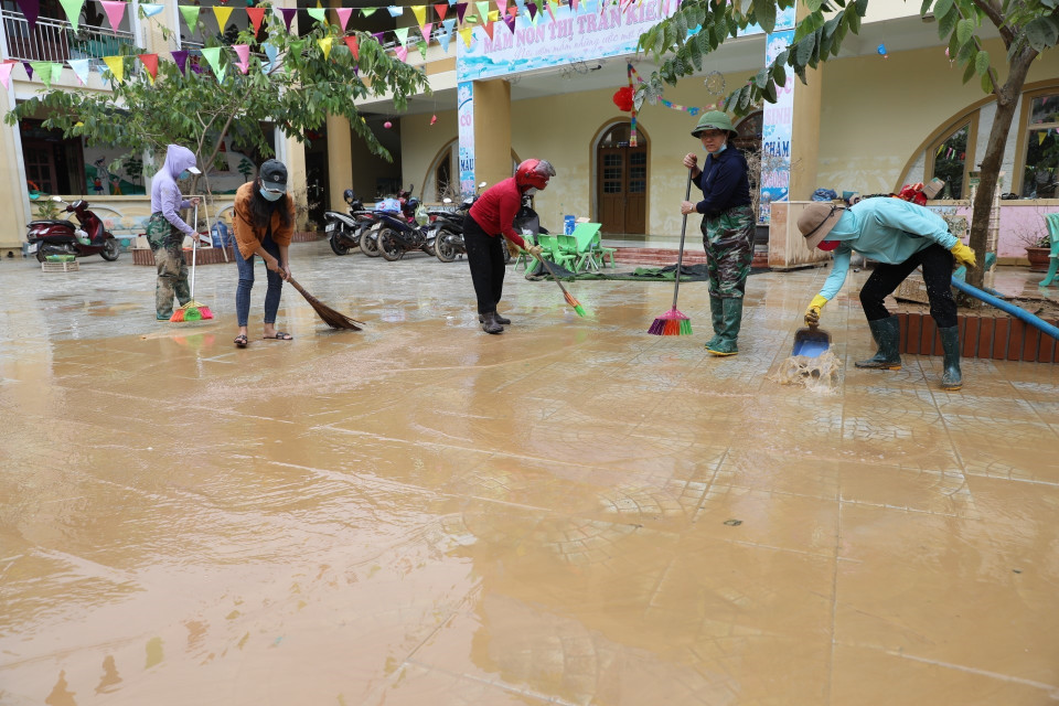 Lực lượng dân quân, đoàn viên thanh niên dọn dẹp vệ sinh trường Mầm non thị trấn Kiến Giang, huyện Lệ Thủy (Quảng Bình).(Ảnh: Danh Lam/TTXVN)